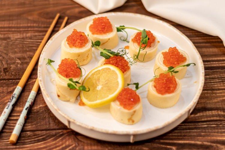 Канапе с красной икрой на блинах