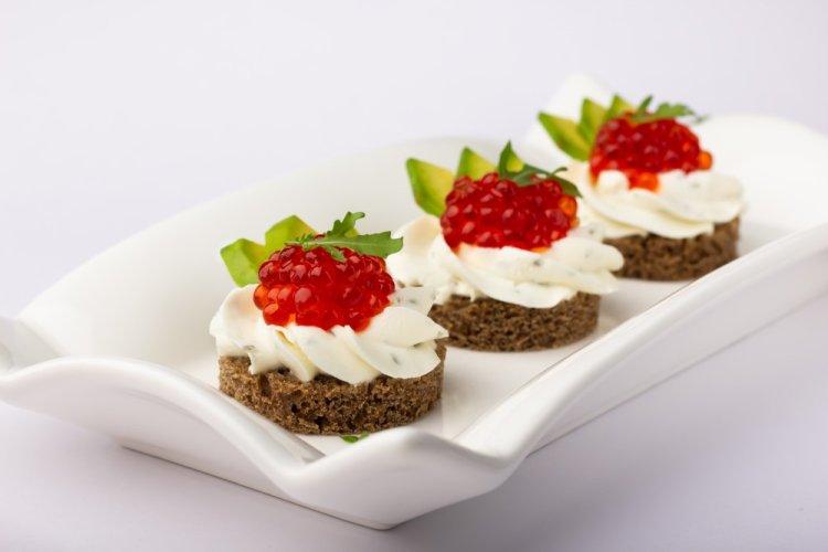 Канапе с авокадо и красной икрой