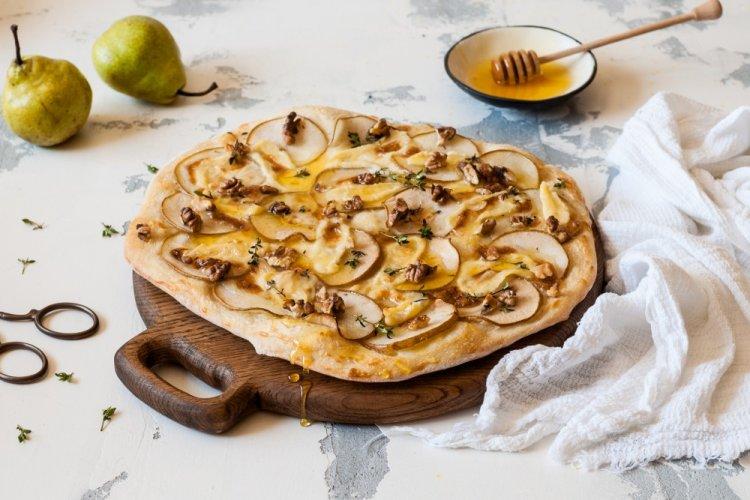Пицца с грушей и сыром Бри на тортилье