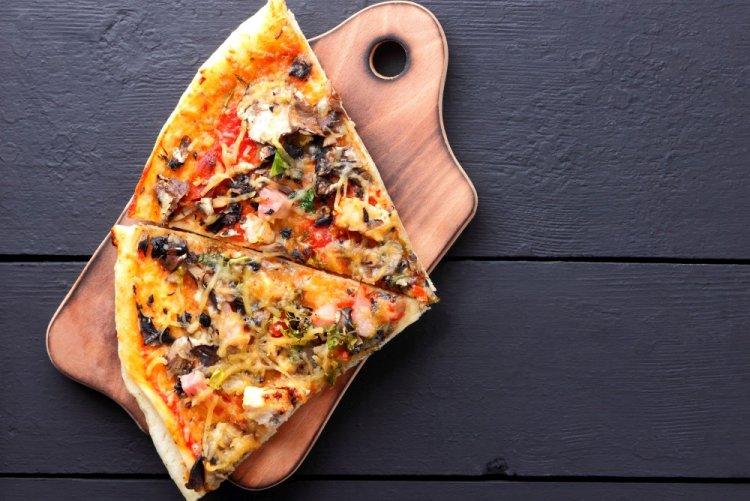 Пицца с курицей и грибами на тортилье