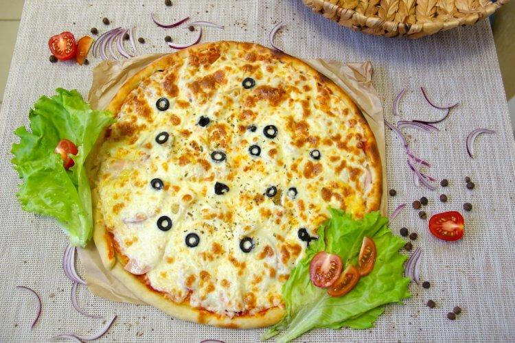 Пицца с колбасой и оливками на тортилье