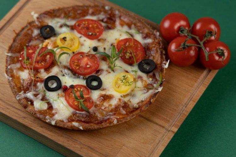 Пицца с фаршем и помидорами черри на тортилье