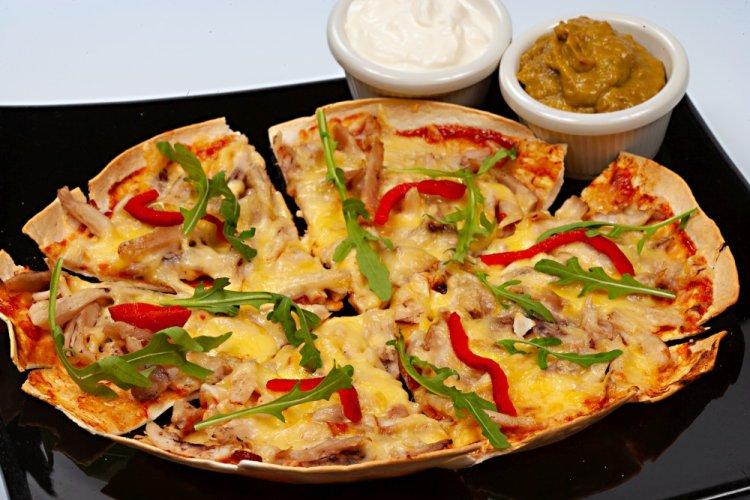 Пицца с тунцом и кукурузой на тортилье