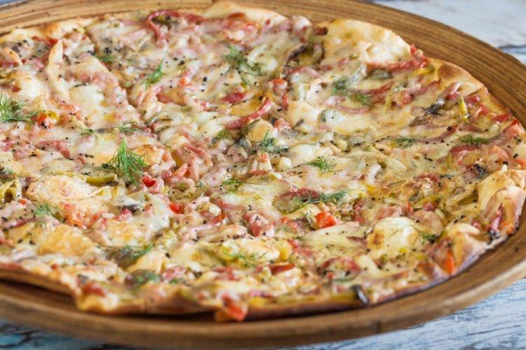 Пицца с колбасой, ветчиной и маринованными огурцами на тортилье