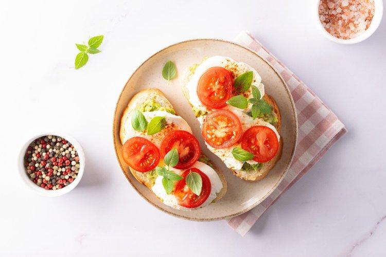 Брускетты с моцареллой и соусом песто