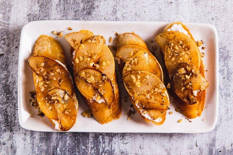 Брускетта с соусом песто, грушей и камамбером