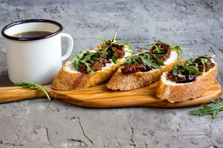 Брускетта с вялеными помидорами и соусом песто