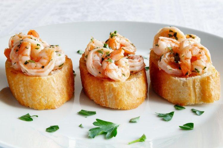 Брускетты с креветками и соусом песто