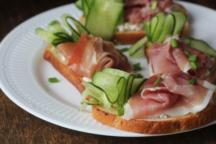 Брускетта с хамоном и соусом песто