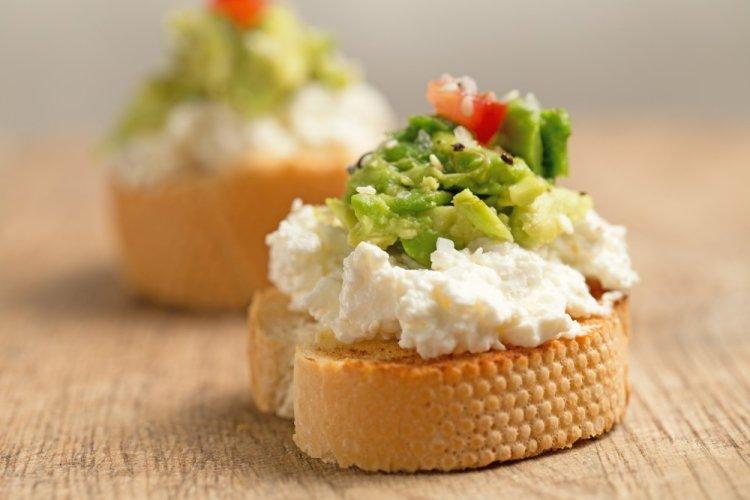 Брускетты с соусом песто и авокадо