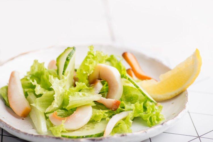 Постный салат из кальмаров с огурцом