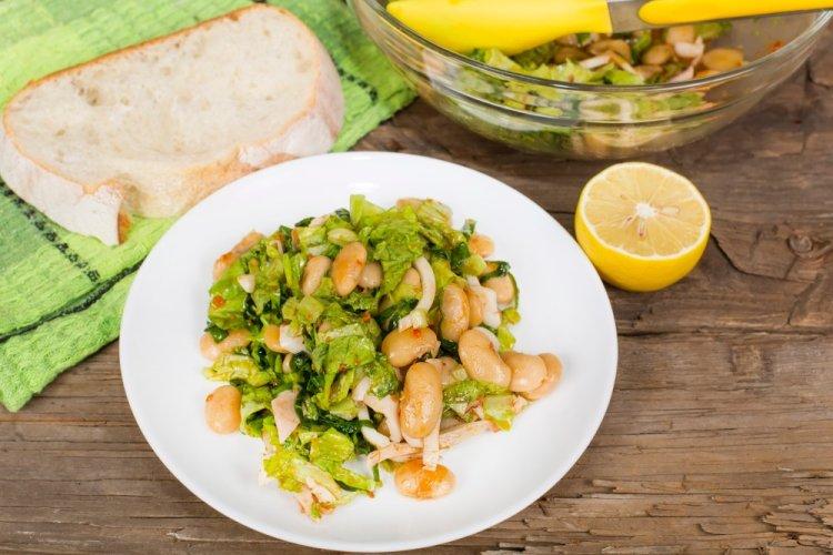 Теплый салат из кальмаров и фасоли