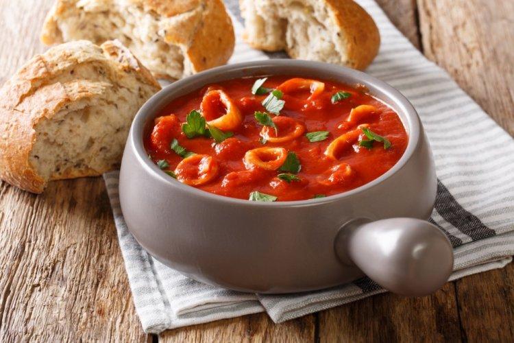 Постные кальмары в томатном соусе