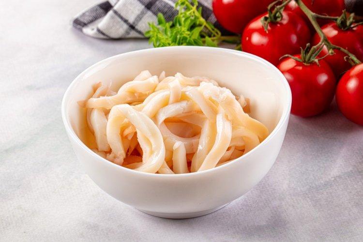 Маринованные кальмары с луком