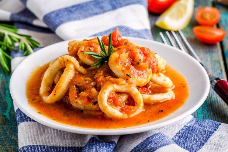 Тушеные кальмары с овощами