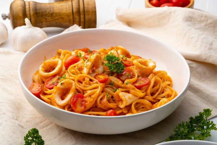 Постная паста с кальмарами и томатами