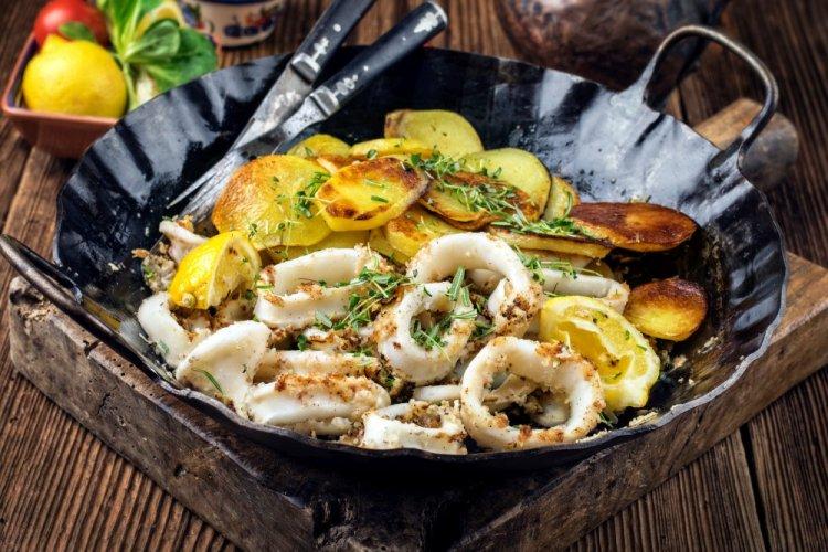 Кальмары с картошкой и овощами на сковороде