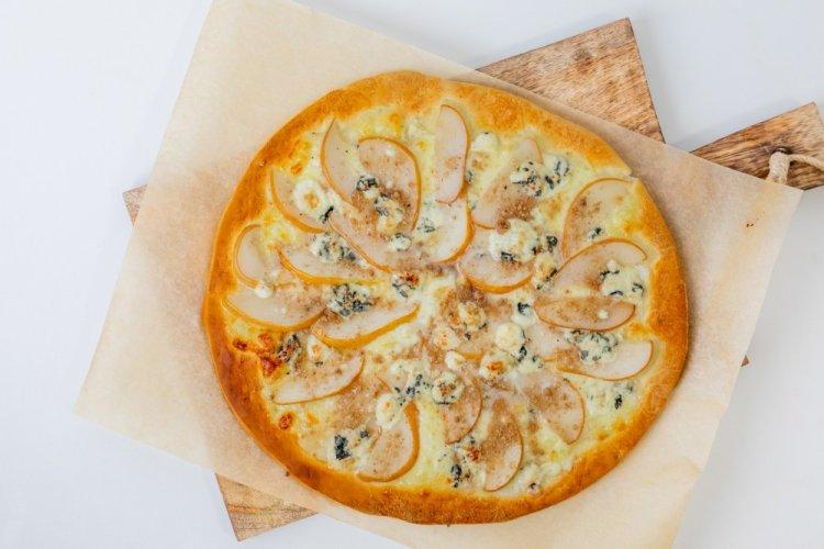 Пицца с грушей и сыром в аэрогриле