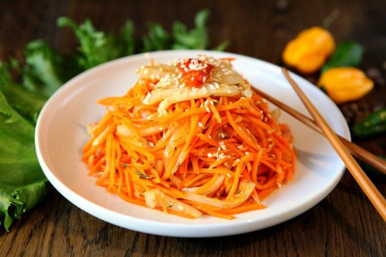 Кальмары по-корейски с морковью и кунжутом