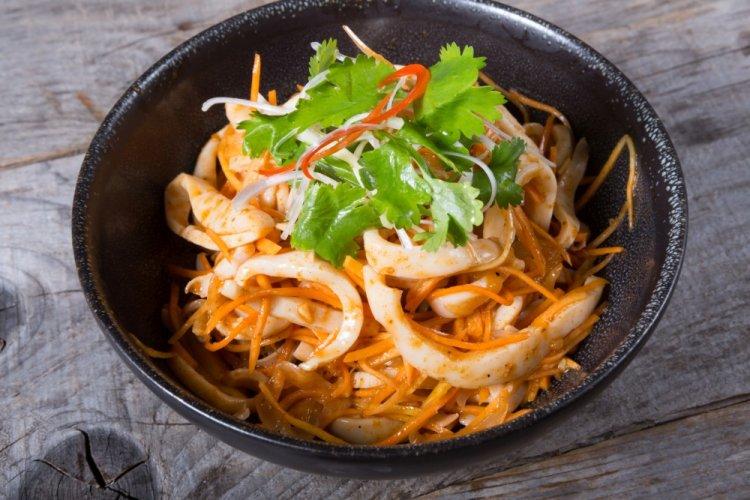 Кальмары по-корейски с морковью и луком