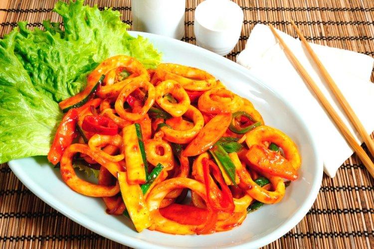 Кальмары по-корейски с огурцами