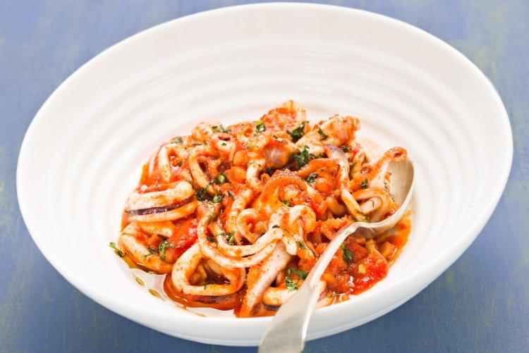 Кальмары в сливочно-томатном соусе