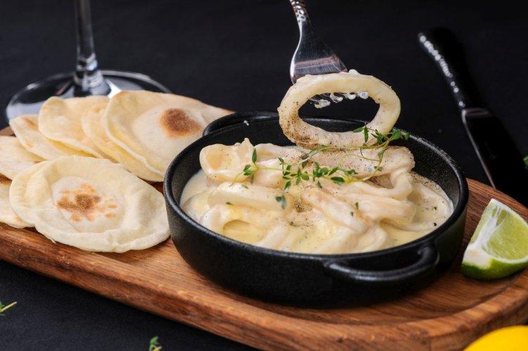 Кальмары в сливочном соусе с плавленым сыром