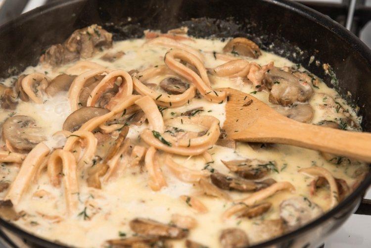 Кальмары с грибами в сливочном соусе