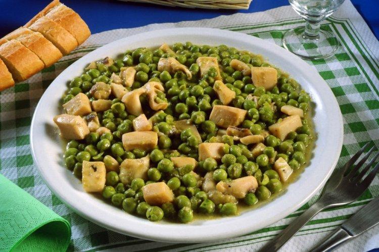 Кальмары с зеленым горошком в сливочном соусе