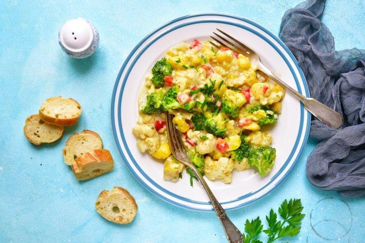 Кальмары с брокколи и цветной капустой в сливочном соусе