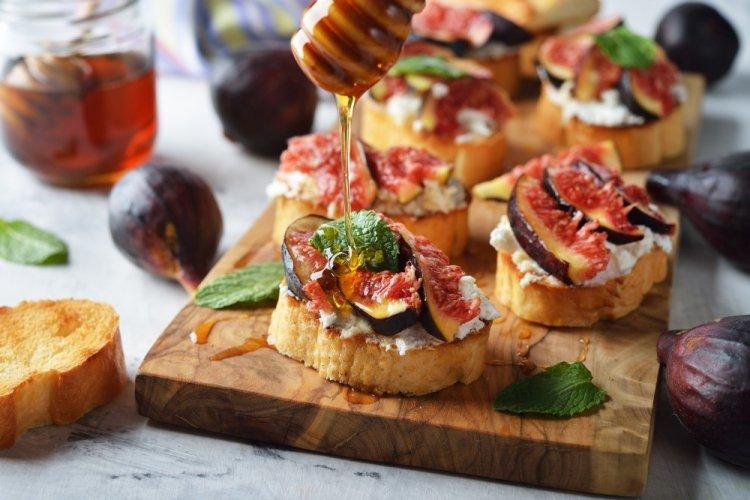 Брускетты с творожным сыром и инжиром