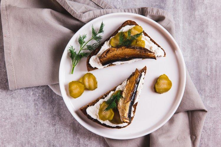 Брускетты с творожным сыром, шпротами и маринованными огурцами