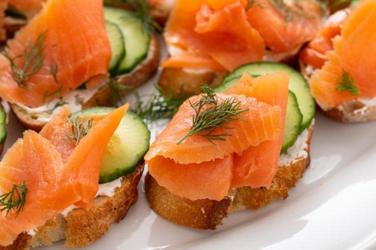 Брускетты с лососем и творожным сыром