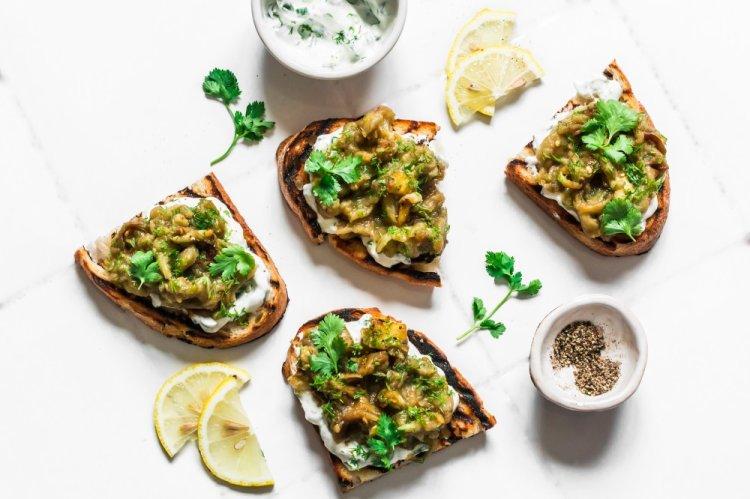 Брускетты с творожным сыром и печеным баклажаном