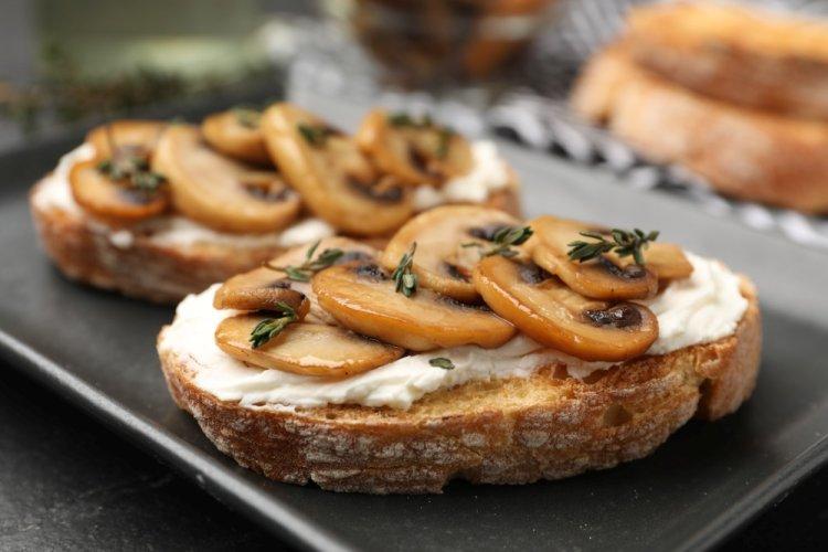Брускетты с жареными грибами и творожным сыром