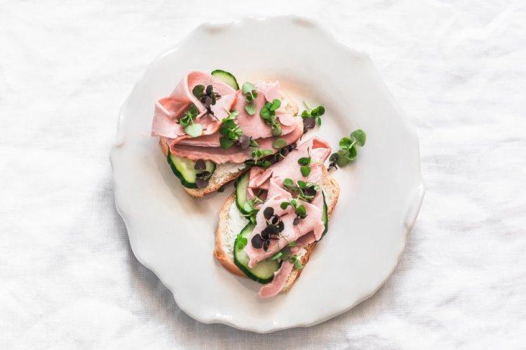 Брускетты с творожным сыром и ветчиной