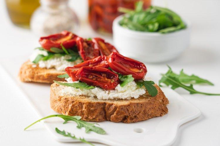 Брускетты с творожным сыром и вялеными томатами