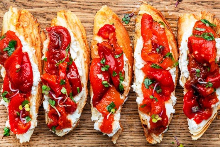Брускетты с печеным перцем и творожным сыром