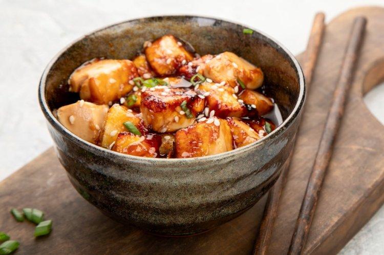 Жареный тофу с соевым соусом и помидорами черри