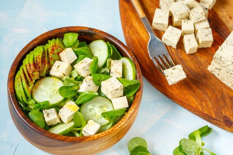 Салат с тофу, авокадо и огурцами