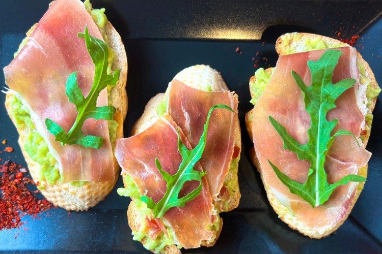 Брускетта с хамоном и авокадо