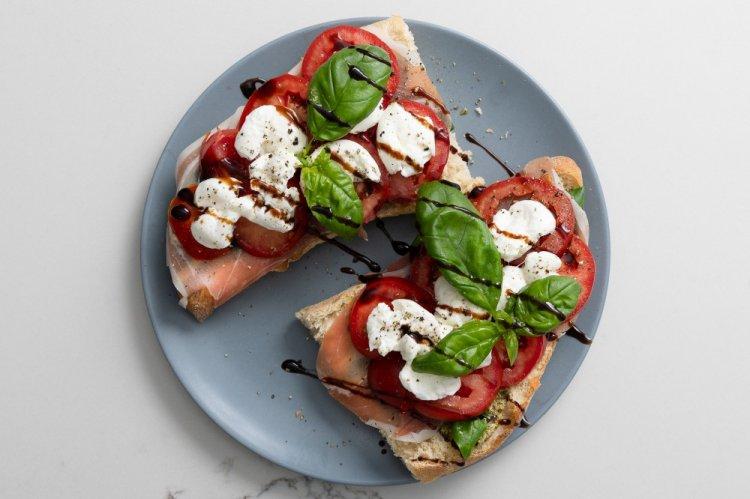 Брускетта с хамоном и моцареллой