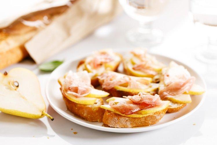 Брускетта с хамоном и карамелизированной грушей