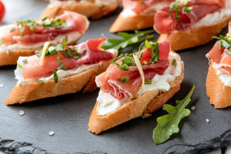 Брускетты с творожным сыром и хамоном