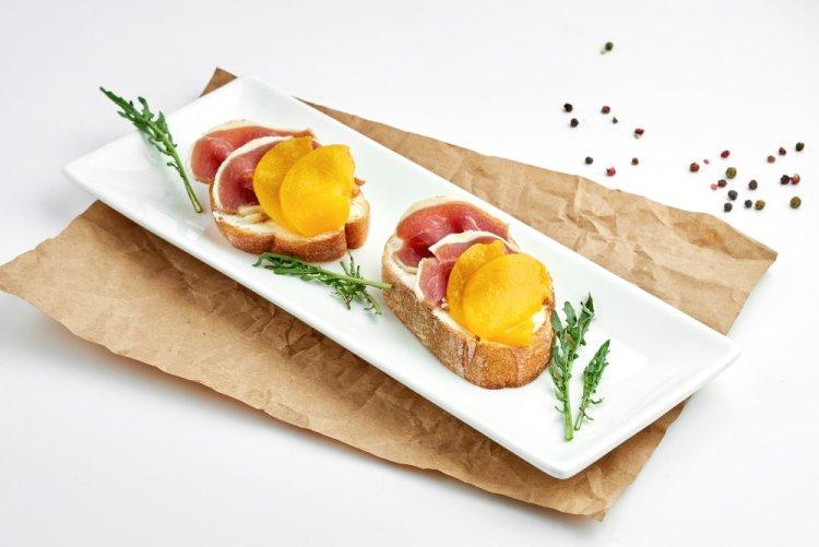 Брускетта с хамоном и хурмой