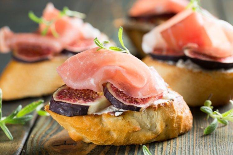 Брускетты с хамоном, инжиром и рикоттой