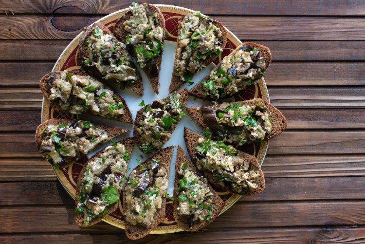 Брускетта с печеными баклажанами и кинзой