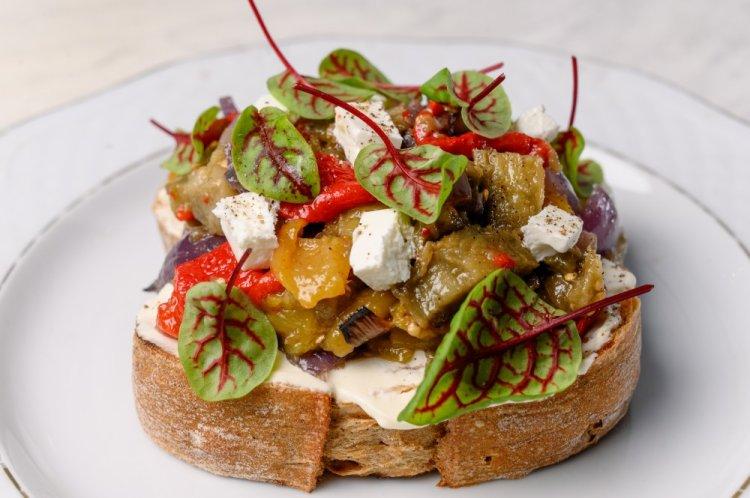 Брускетты с печеными баклажанами и фетой