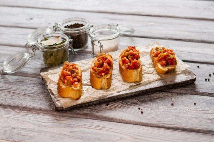 Брускетты с печеными баклажанами и болгарским перцем