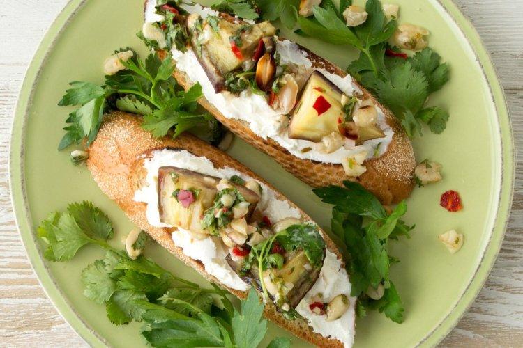 Брускетты с печеными баклажанами и рикоттой